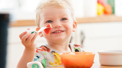 So bringst du Kleinkindern den Umgang mit Besteck bei: eine Schritt-für-Schritt-Anleitung
